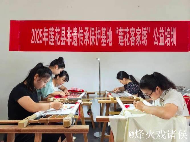 江西莲花县:一针一线 织就芳华 江西莲花县:一针一线 织就芳华